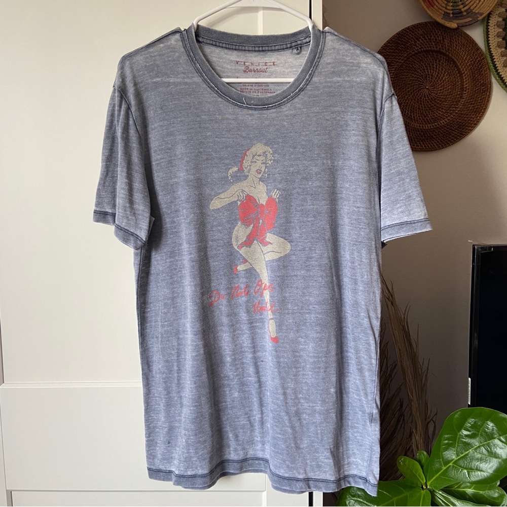 Lucky Brand Venice Burnout Graphic Tee Christmas Holiday S